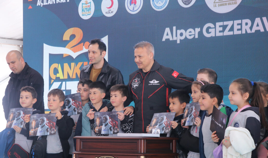 Türkiye’nin ilk astronotu Alper Gezeravcı, Çankırı’da öğrenci ve kitapseverlerle bir