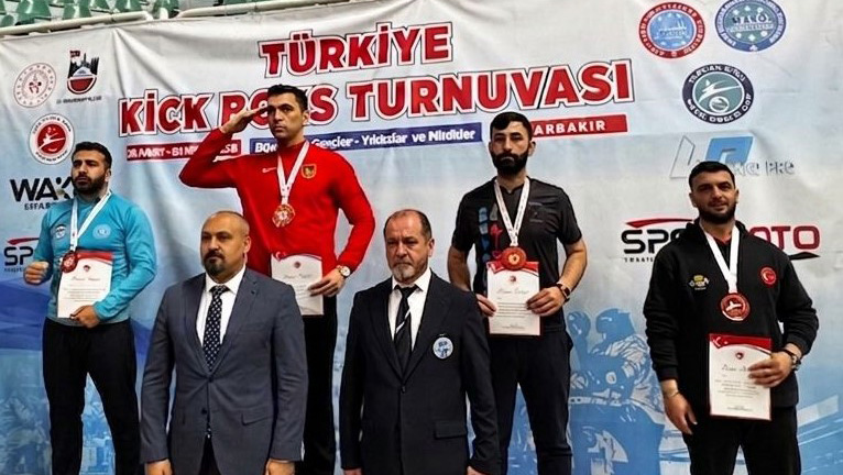 Kick Boks şampiyonasında 2 madalya aldık Diyarbakır’da düzenlenen Türkiye Kick Boks Turnuvasında 2 madalya aldık. Türkiye