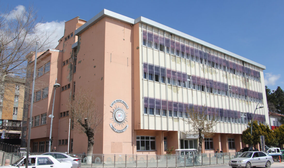 100. Yıl Kültür Merkezi Yıkılıyor Yıl Kültür Merkezi binasının enkaz karşılığı yıkım işi ihalesi 14