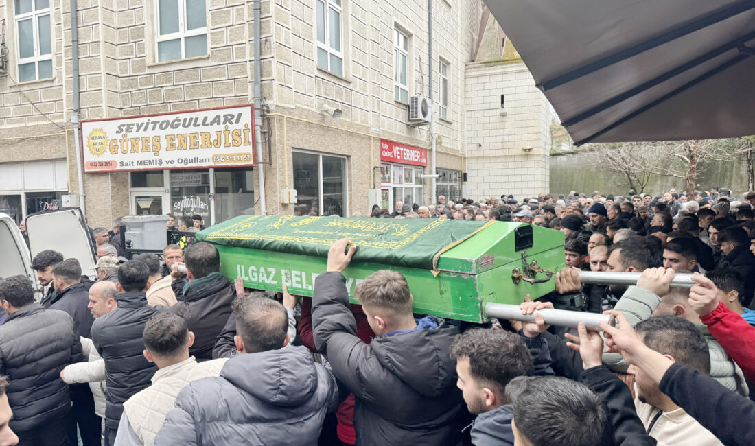 Ankara’daki trafik kazasında ölen üniversite öğrencilerinin cenazeleri defnedildi Ankara’daki trafik kazasında hayatını kaybeden 5 kişiden üniversite öğrencileri 24