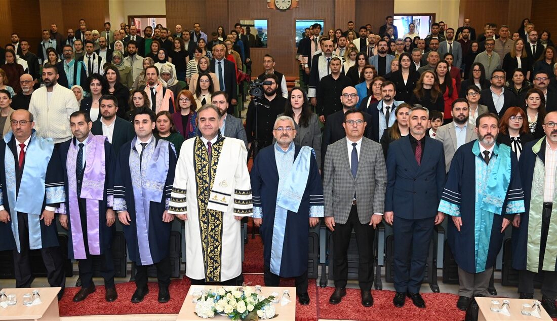 ÇAKÜ’de 128 Akademisyene Akademik Paye Takdim Edildi Rektör Karataş; Birazdan omuzlarınıza alacağınız cübbe yüzyıllardır ilmek ilmek dokunan