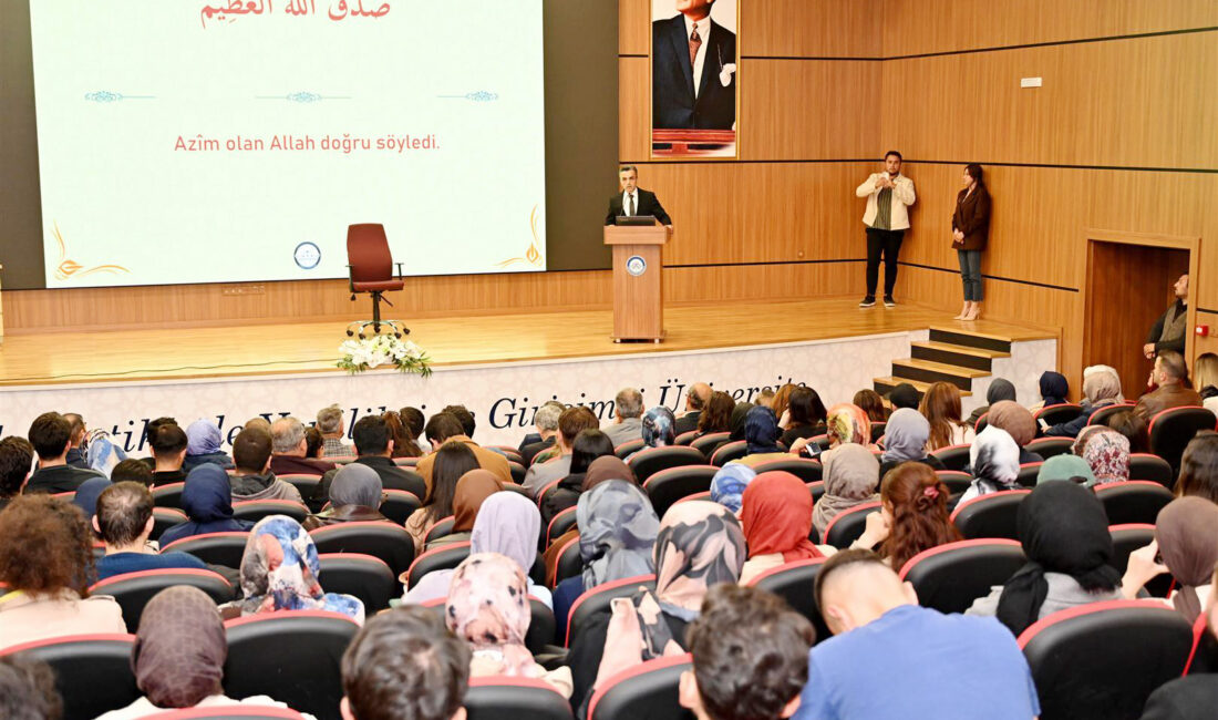 ÇAKÜ’de Ahmet Mecbur Efendi’nin İlmi ve Tasavvufi Mirası Anlatıldı Çankırı Karatekin Üniversitesi Türkiyat Enstitüsü tarafından düzenlenen “Çankırı’nın Değerleri” programlarının