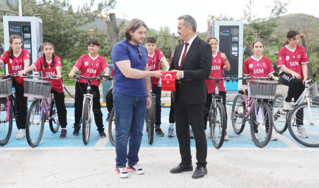 Ata toprağı için pedal çevirdiler Karadeniz Rumeli Dernekleri Federasyonu (KARDEF) ile Türkiye’nin 19 Mayıs Gençlik