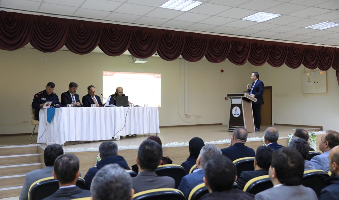 Çankırı Valisi Hüseyin Çakırtaş başkanlığında, il merkezi okul müdürlerinin katılımıyla