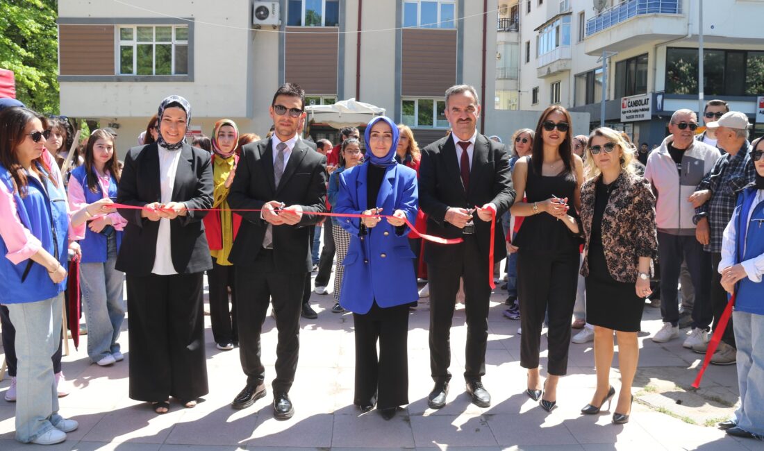 Karatekin Parkı’nda El Sanatları Sergisi Açıldı 19 Mayıs Atatürk’ü Anma, Gençlik ve Spor Bayramı ile Gençlik