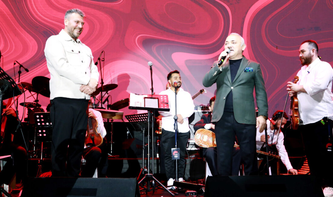 Kent Meydanı Konserlerle Açıldı Çankırı Belediyesi tarafından düzenlenen Gençlik Konseri’nde sevilen sanatçılar Eypio ve