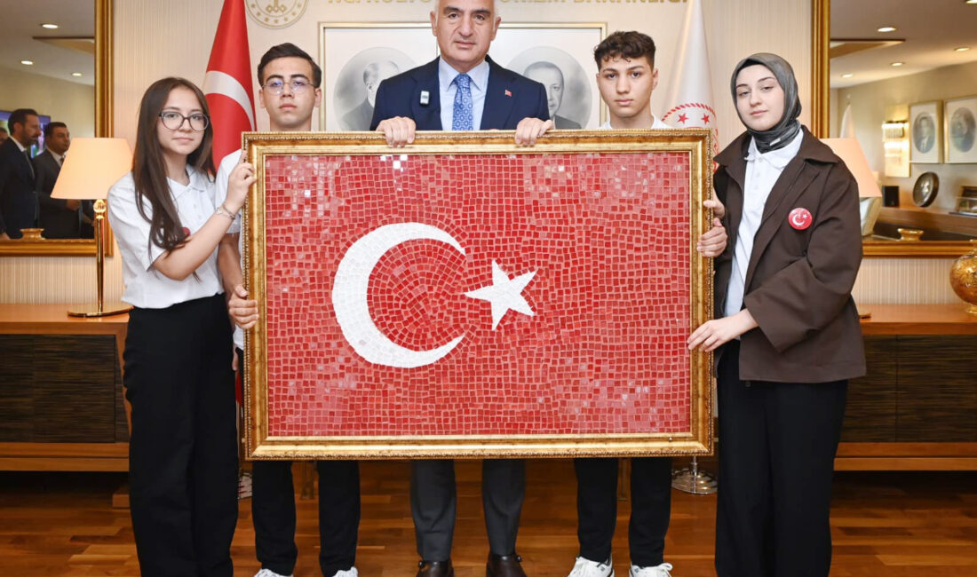 Bakan Ersoy, Çankırı’lı genç sanatçıları ağırladı Kültür ve Turizm Bakanı Mehmet Nuri Ersoy, 19 Mayıs Atatürk’ü