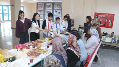 Her anne değerli ve birbirinden  kıymetlidir.   Ancak bazı anneler sundukları