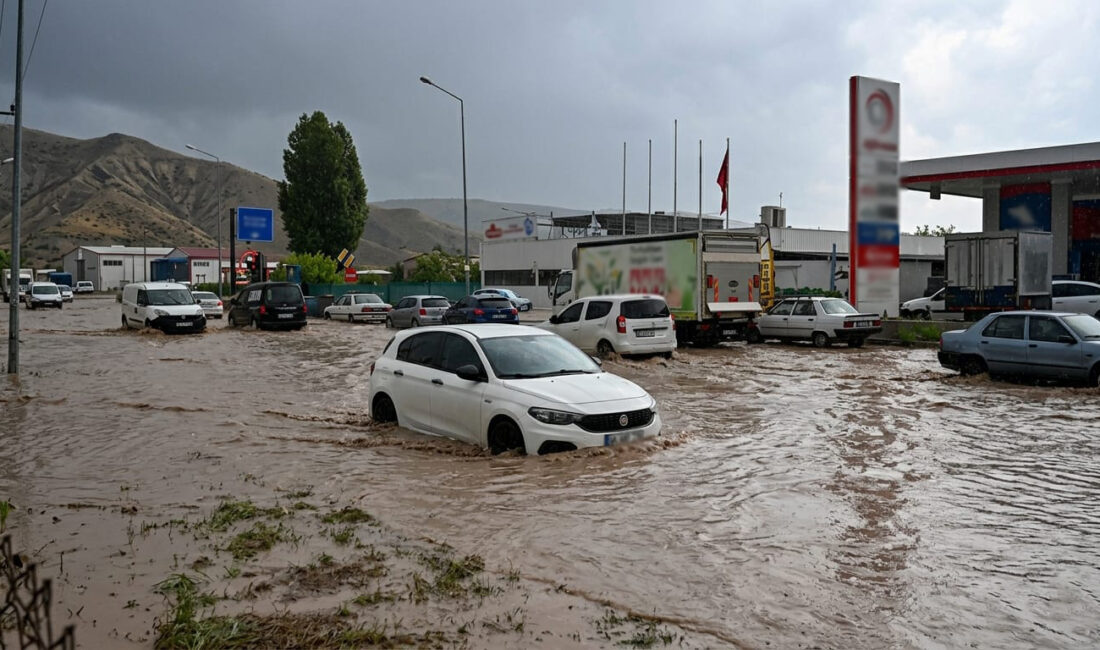 Kent merkezinde öğle saatlerinde aniden bastıran şiddetli yağış ve dolu,