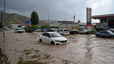 Kent merkezinde öğle saatlerinde aniden bastıran şiddetli yağış ve dolu,