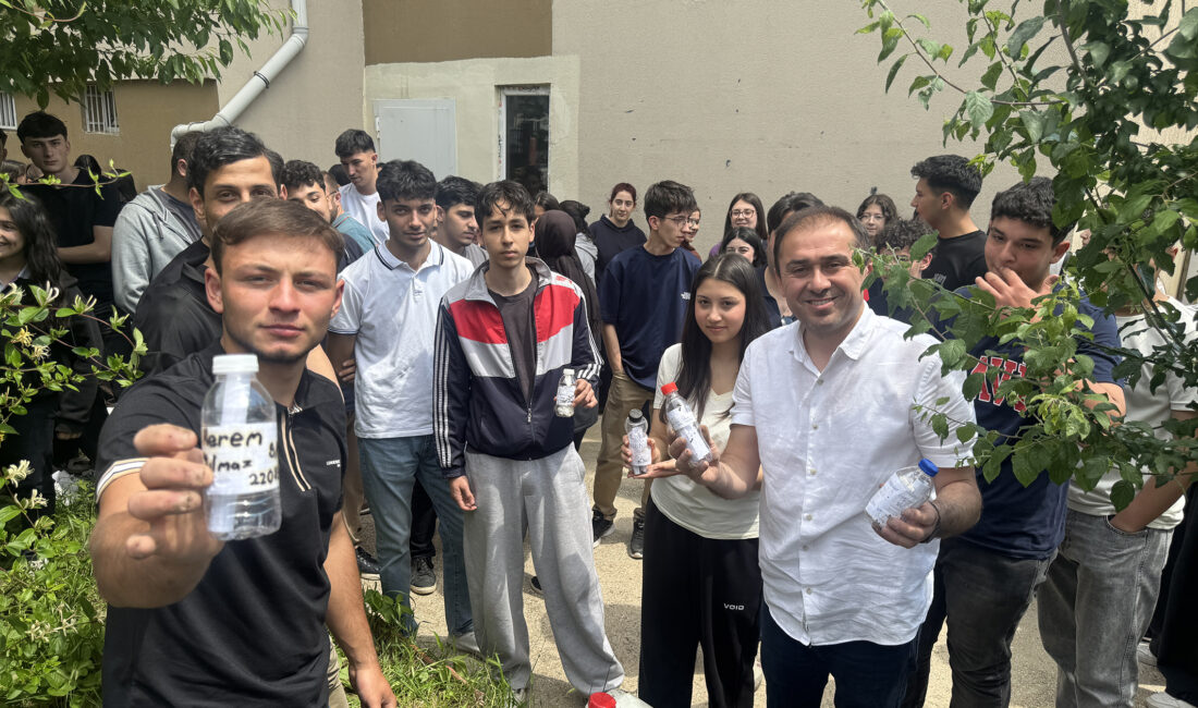 ÇANKIRI (AA) – Çankırı Lisesi 12. sınıf öğrencilerinin 4 yıl önce kendilerine