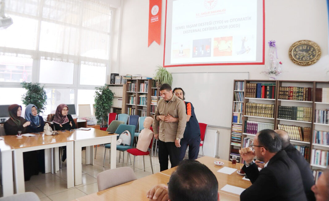 “Afet Farkındalık ve İlkyardım Farkındalık” Eğitimleri Düzenlendi Çankırı İl Müftülüğü Hoca Ahmet Yesevi Camii bünyesinde faaliyet gösteren