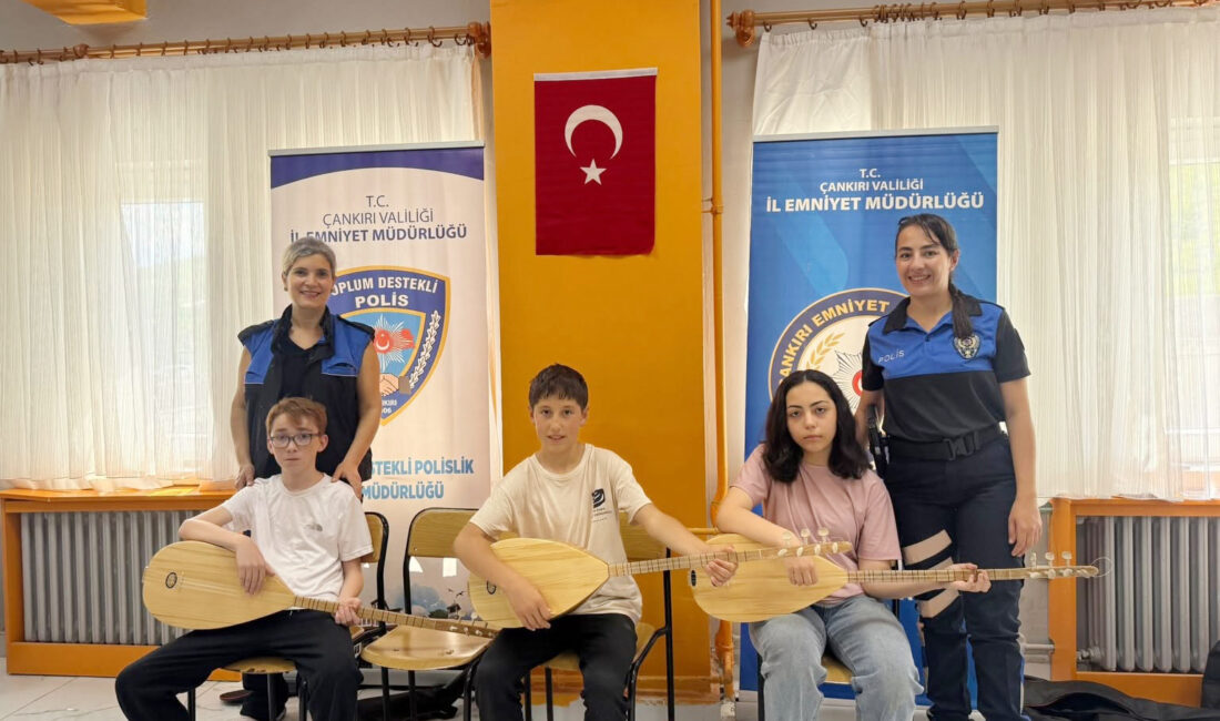 Çankırı’da Kursiyerlere Bağlama Sürprizi! Çankırı Emniyet Müdürlüğü Toplum Destekli Polislik Şube Müdürlüğü ekipleri, gençlerin