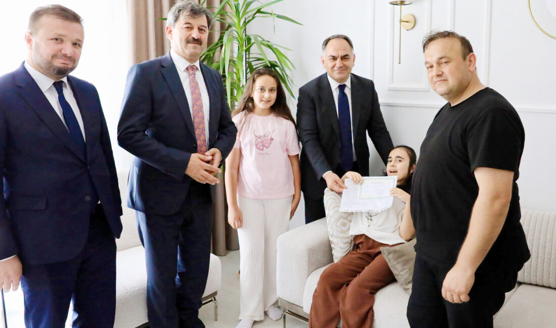 Vali Çakırtaş ve Müdür Işık’tan Evde Eğitim Gören Ceren’e Anlamlı Ziyaret Vali Çakırtaş ve Müdür Işık’tan Evde Eğitim Gören Ceren’e Anlamlı