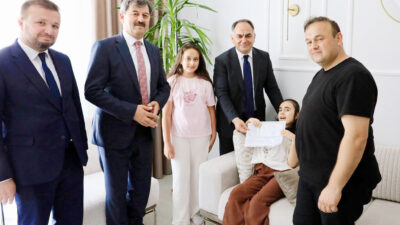 Vali Çakırtaş ve Müdür Işık’tan Evde Eğitim Gören Ceren’e Anlamlı