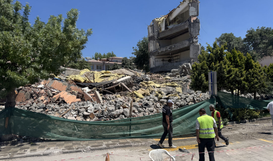 Çankırı’da kontrollü yıkımı yapılan kültür merkezi binası çöktü ÇANKIRI (AA) – Çankırı’da kontrollü şekilde yıkımı gerçekleştirilen kültür merkezi binasında