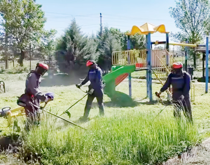 Çerkeş’te Yaz Mesaisi: Ekipler Dört Bir Koldan Ot Biçme Çalışmasında! Çerkeş Belediyesi, ilçe genelindeki yeşil alanların bakımı, estetik görünümü ve