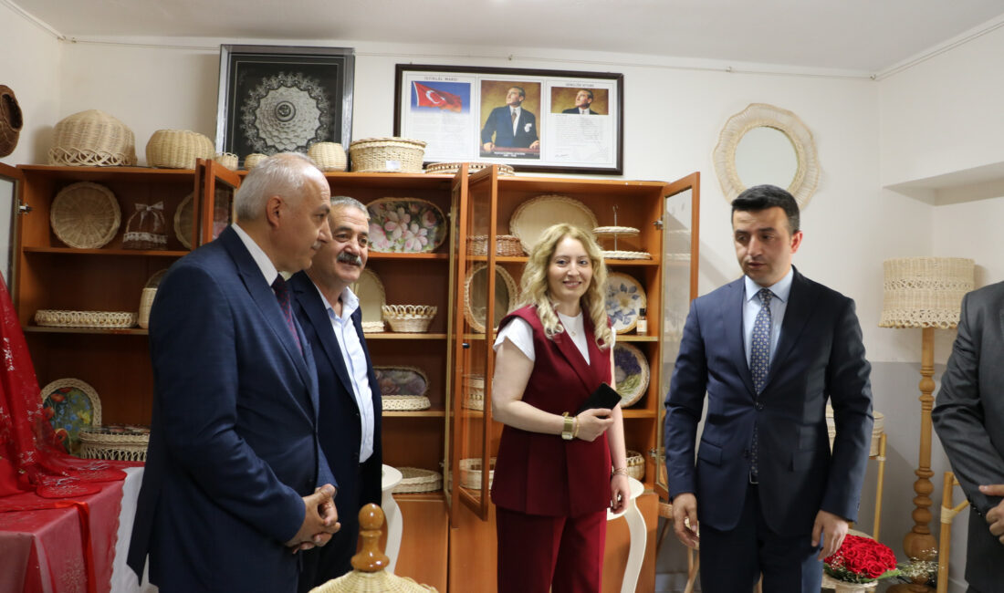 El Emegi Göz Nuru Sergisi Törenle Açıldı Ilgaz Halk Eğitim Merkezi Müdürlüğü tarafından hazırlanan yılsonu sergisi düzenlenen