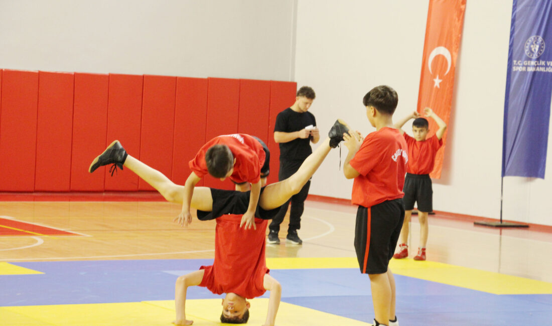 Yaz Spor Okulları Hasan Fehmi Gökşen Spor Salonu’nda yapılan açılış