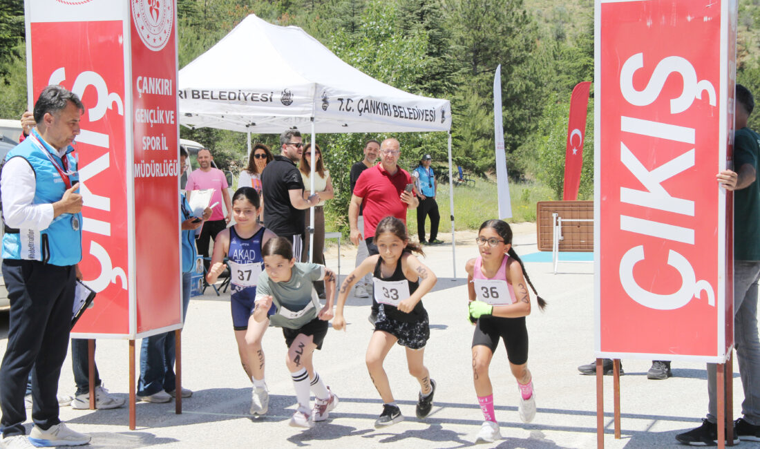 Koşup, pedal çeviren sporcularla birlikte aileleri de ter döktü Çankırı Triatlon yarışması ile tanıştı