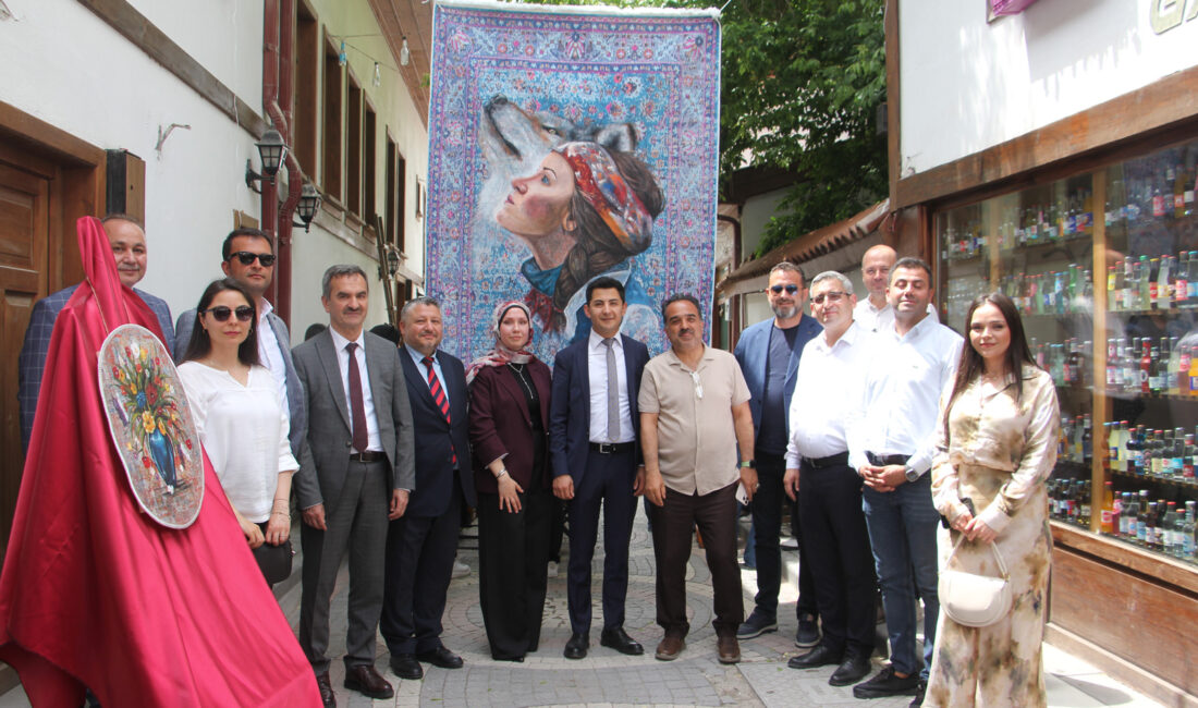 “İlmek ilmek” resim sergisi açıldı Selahattin inal Güzel Sanatlar Lisesi öğrencisi Beray Şeker tarafından ‘İlmek
