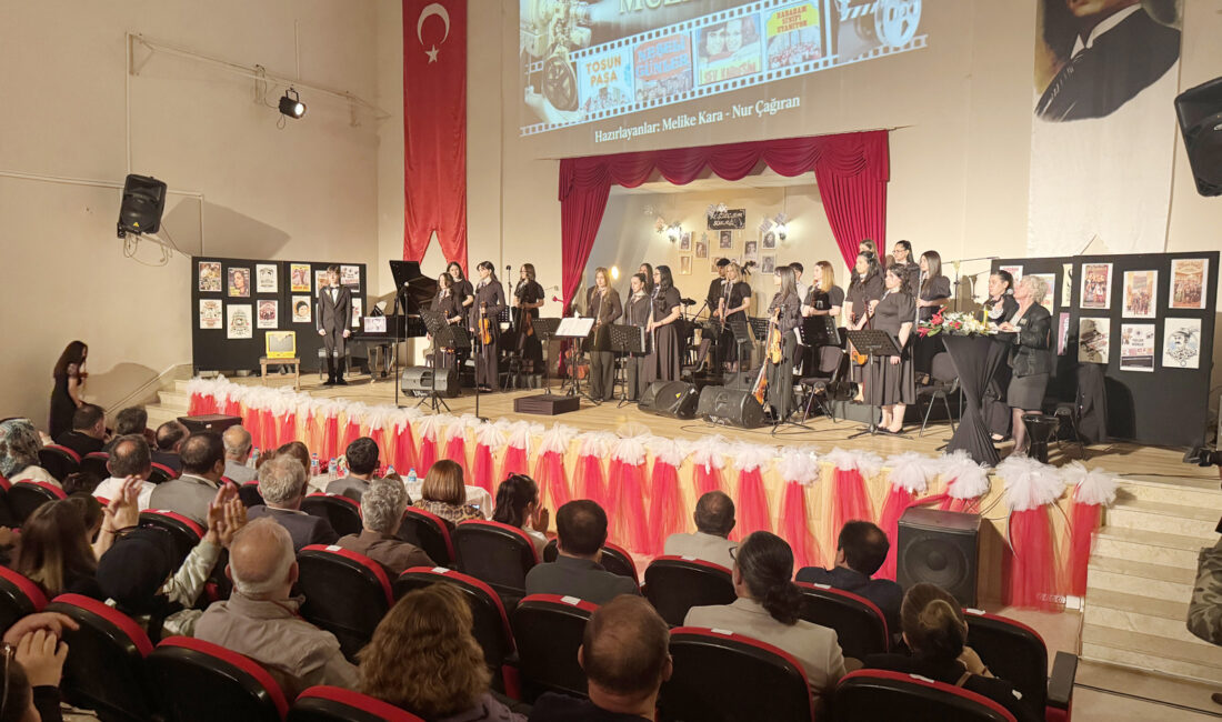 Çankırı’da lise öğrencileri “Yeşilçam Müzikleri” konseri verdi Çankırı’da lise öğrencileri tarafından hazırlanan “Yeşilçam Müzikleri” konseri düzenlendi. Selahattin