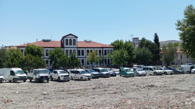 Yıkımı gerçekleştirilen 100. Yıl Kültür Merkezi anında otopark oldu. Şehrin