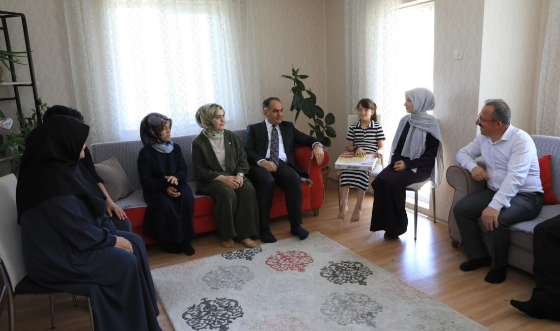 Vali Çakırtaş ve Eşinden Şehit Ailesi ve Gaziye Anlamlı Ziyaret 15 Temmuz Demokrasi ve Milli Birlik Günü anma programları kapsamında;