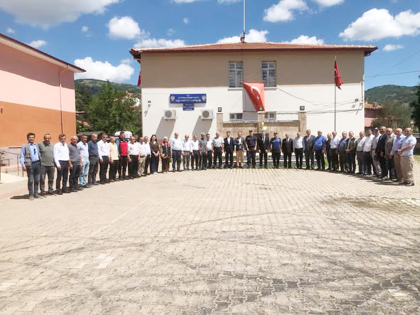 Yapraklı’da Hizmet Seferberliği: Köylere Hizmet Götürme Birliği Toplantısı Gerçekleştirildi Yapraklı Kaymakamı İhsan Akbel başkanlığında düzenlenen Köylere Hizmet Götürme Birliği