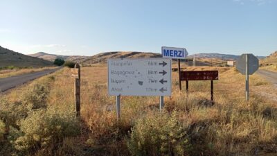 Yol kenarlarında bulunan işaret levhaları günümüzde vatandaşları bilgilendirme dışında en