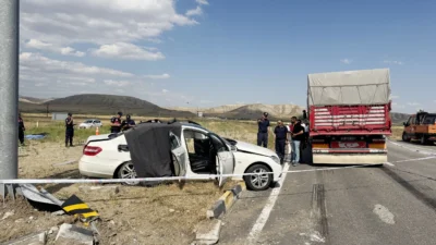 Çankırı’da tır ile otomobilin çarpışması sonucu 3 kişi öldü, 2