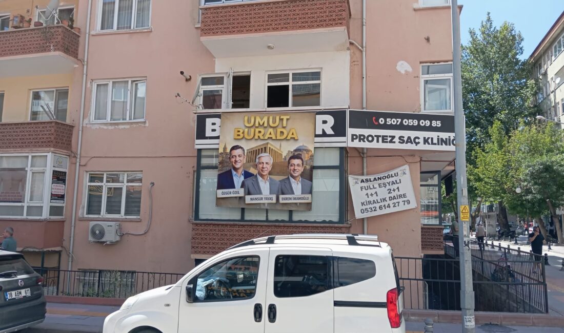 CHP ilçe teşkilatları Yeni Parti’ye geçiyor YENİ Parti’nin kuruluşuyla birlikte siyaset sahnesindeki hareketlilik devam ediyor. Ülke genelinde