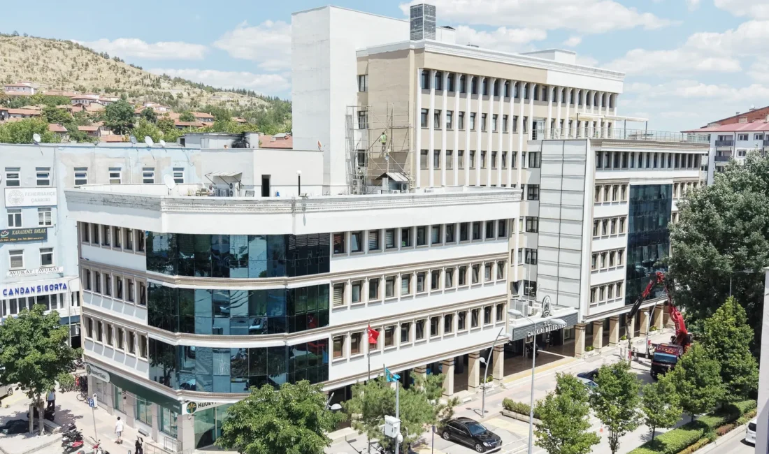 Çankırı Belediyesi Hizmet Binasının Dış Cephesi Yenileniyor Çankırı Belediyesi, 2026 yılı çalışma programı kapsamında kent estetiğini iyileştirmeye