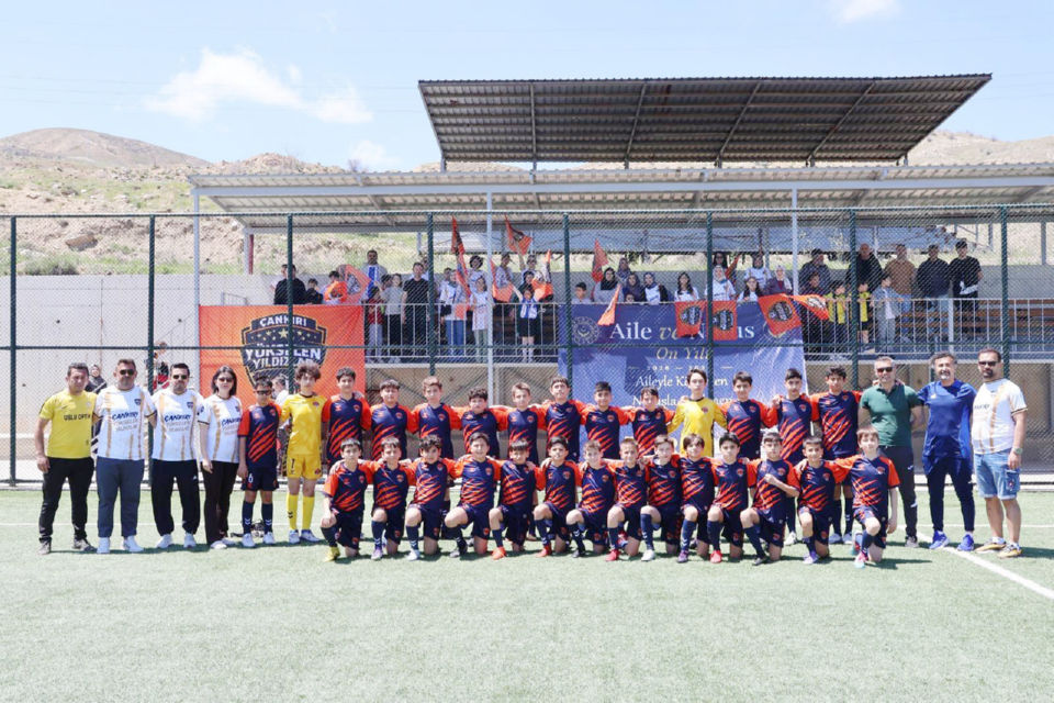 Yükselen Yıldızlar Vefa 18 Namağlup Şampiyon! Çankırı U13 Futbol Ligi’nde heyecan fırtınası sona erdi. İki grupta