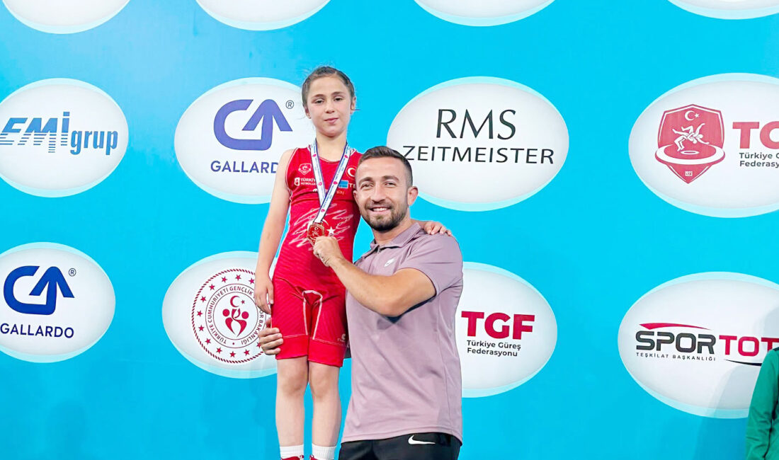 Ankara’da düzenlenen U11 Minikler Kızlar Serbest Güreş Türkiye Şampiyonası’nda mindere