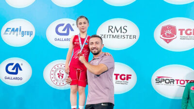 Ankara’da düzenlenen U11 Minikler Kızlar Serbest Güreş Türkiye Şampiyonası’nda mindere