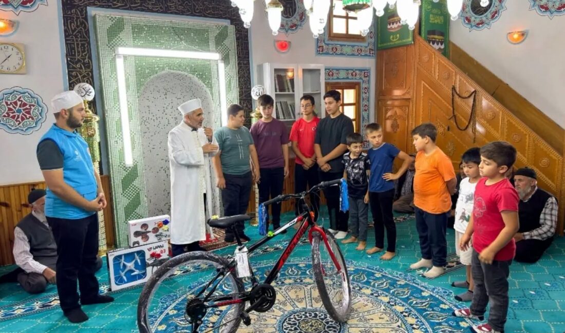 Yaz Kur’an Kursu Öğrencilerinde Ödül Sevinci Çankırı’nın Beşdut Köyü’nde düzenlenen yaz Kur’an kursunda başarılı olan ve