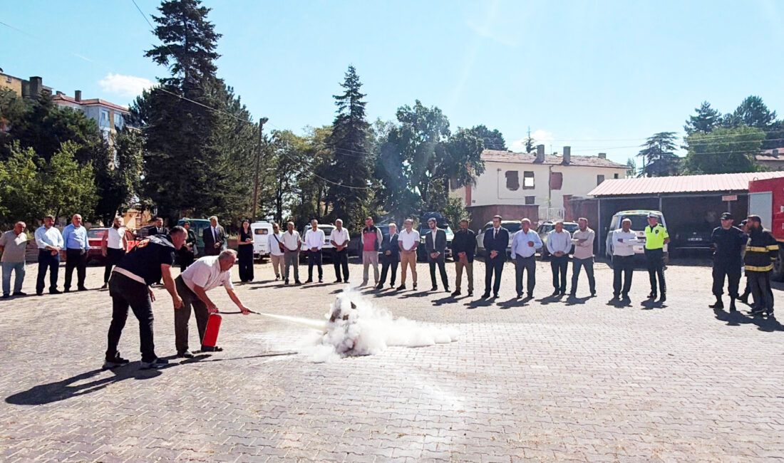Yapraklı Kaymakamı İhsan Akbel başkanlığında düzenlenen Muhtarlar Toplantısı, ilçe daire