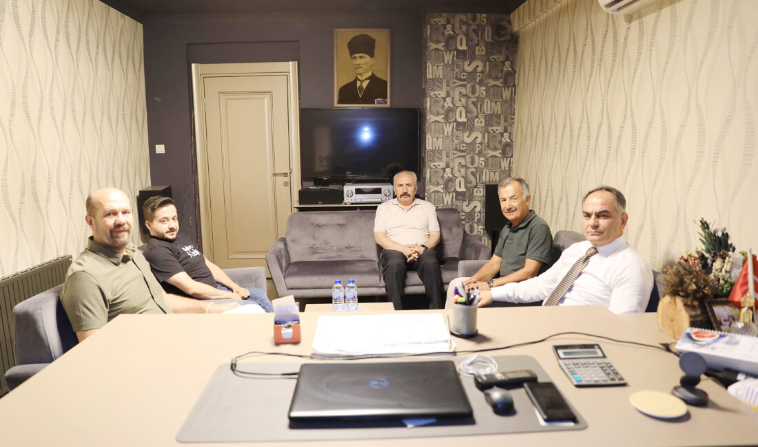 Vali Çakırtaş’tan Gazetemize nezaket ziyareti Çankırı Valisi Hüseyin Çakırtaş, Çankırı Birleşik Medya Grubu’na nezaket ziyaretinde