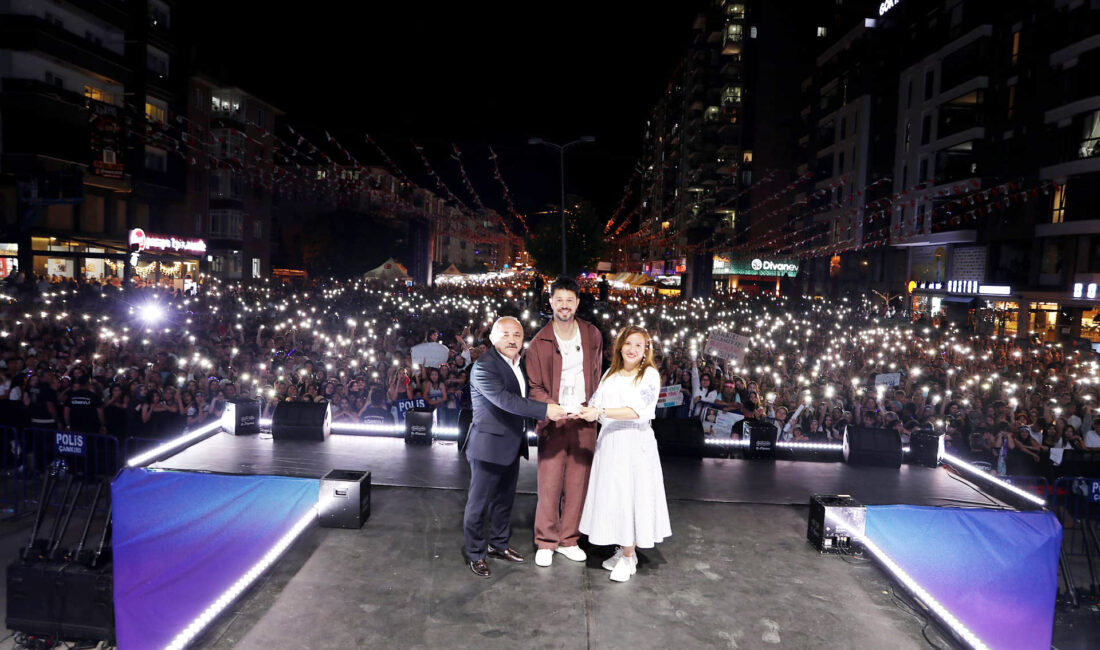 Festivalin ilk günü Ceza ve Hadise’nin sahnesiyle hınca hınç dolan