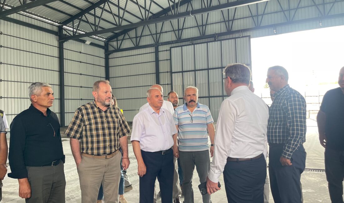 İGM Üyeleri Kilit Parke Tesisleri’ni Gezdi Çankırı İl Genel Meclisi üyelerinin önergeleriyle hayata geçirilen asfalt şantiyesi