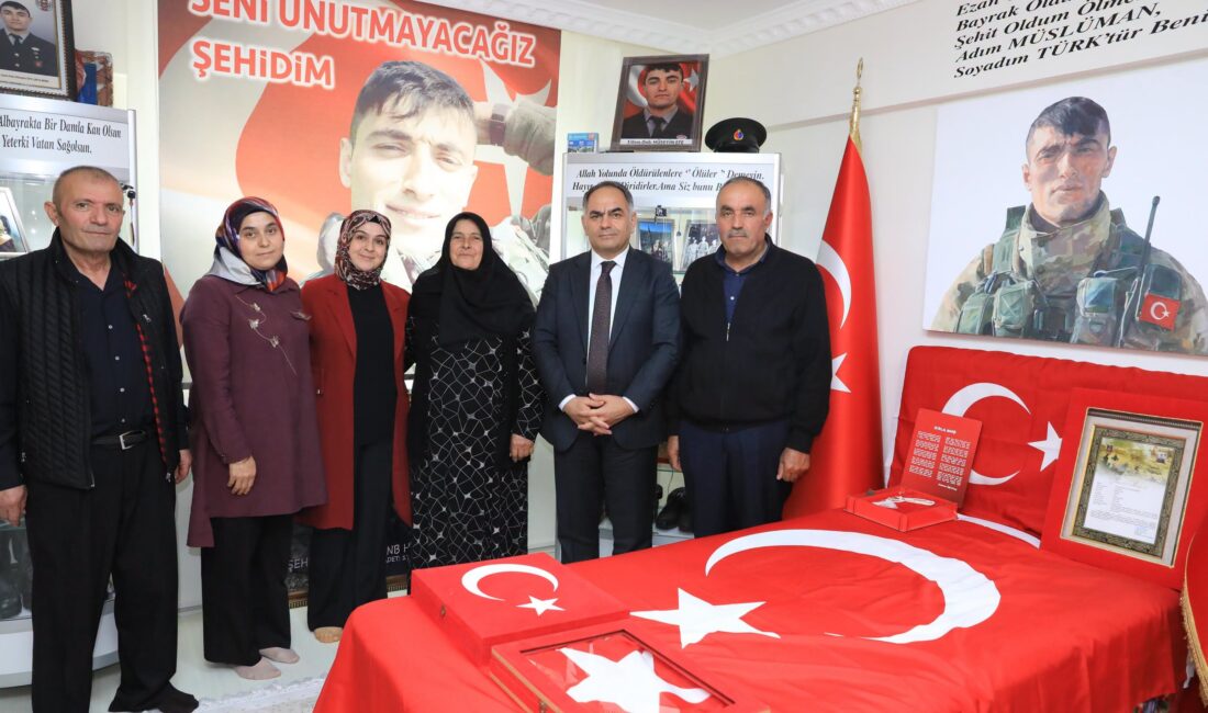 Çakırtaş’tan Şehit Hüseyin Efe’nin Ailesine Ziyaret Çankırı Valisi Hüseyin Çakırtaş, eşi Seda Çakırtaş ve İl Jandarma