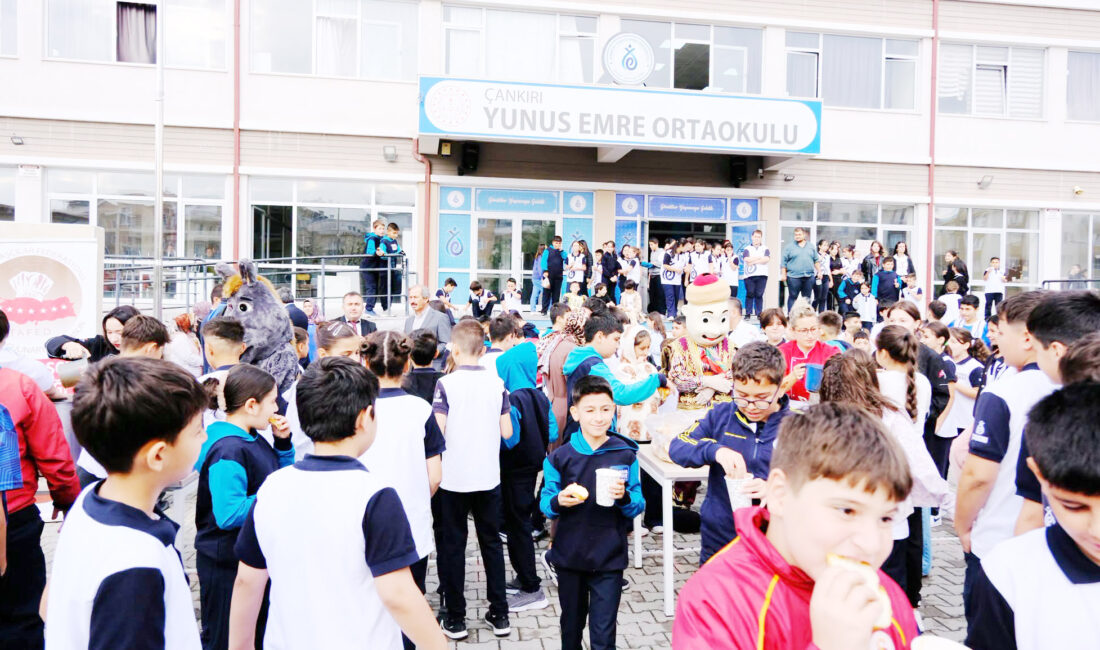 Öğrencilere Sıcak Çorba İkram Edildi Çankırı Yunus Emre Ortaokulunda öğrenciler arasındaki paylaşma, dayanışma ve birliktelik