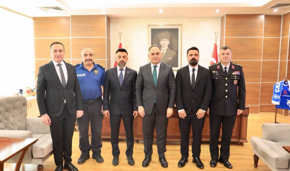 Heimlich manevrası yapan polisler makamda Vali Hüseyin Çakırtaş, geçtiğimiz günlerde boğulma tehlikesi geçiren bir çocuğumuzu