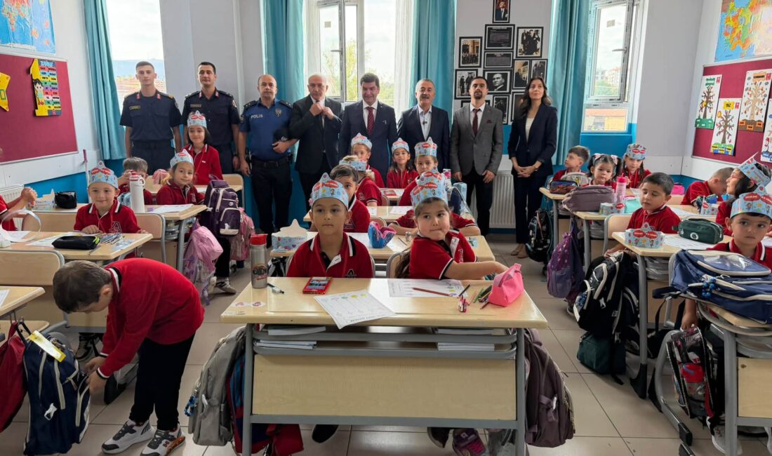 “Eğitime İlk Adımda Yanınızdayız” Yeni eğitim ve öğretim döneminin başlaması nedeniyle Ilgaz ilçesinde tören