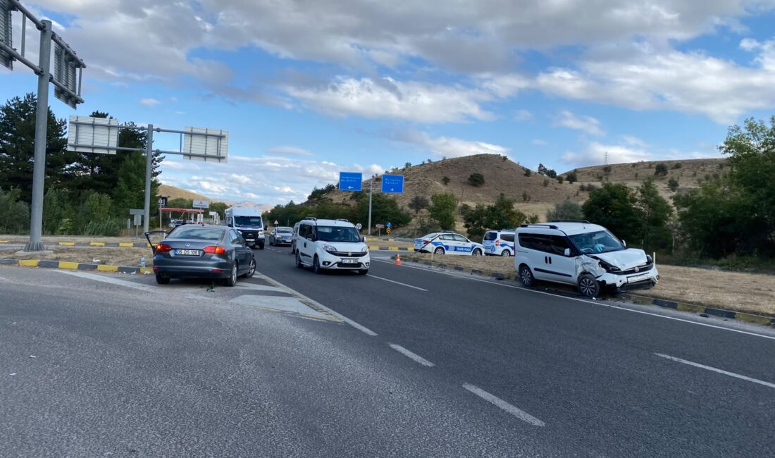 Çankırı’da hafif ticari araç ile otomobilin çarpıştığı kazada 3 kişi yaralandı Çankırı’da hafif ticari araç ile otomobilin çarpıştığı kazada 3 kişi