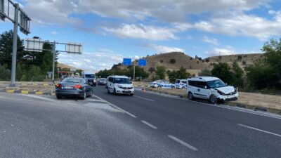 Çankırı’da hafif ticari araç ile otomobilin çarpıştığı kazada 3 kişi