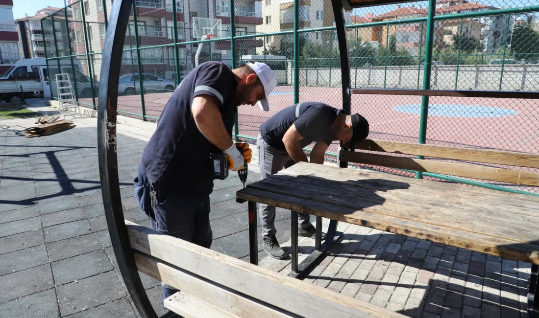 Çankırı’da Parklar Baştan Aşağı Elden Geçiriliyor Okulların açılmasını fırsat bilen Çankırı Belediyesi, şehir merkezindeki parklarda tadilat,