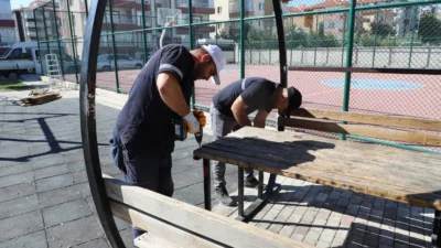 Okulların açılmasını fırsat bilen Çankırı Belediyesi, şehir merkezindeki parklarda tadilat,