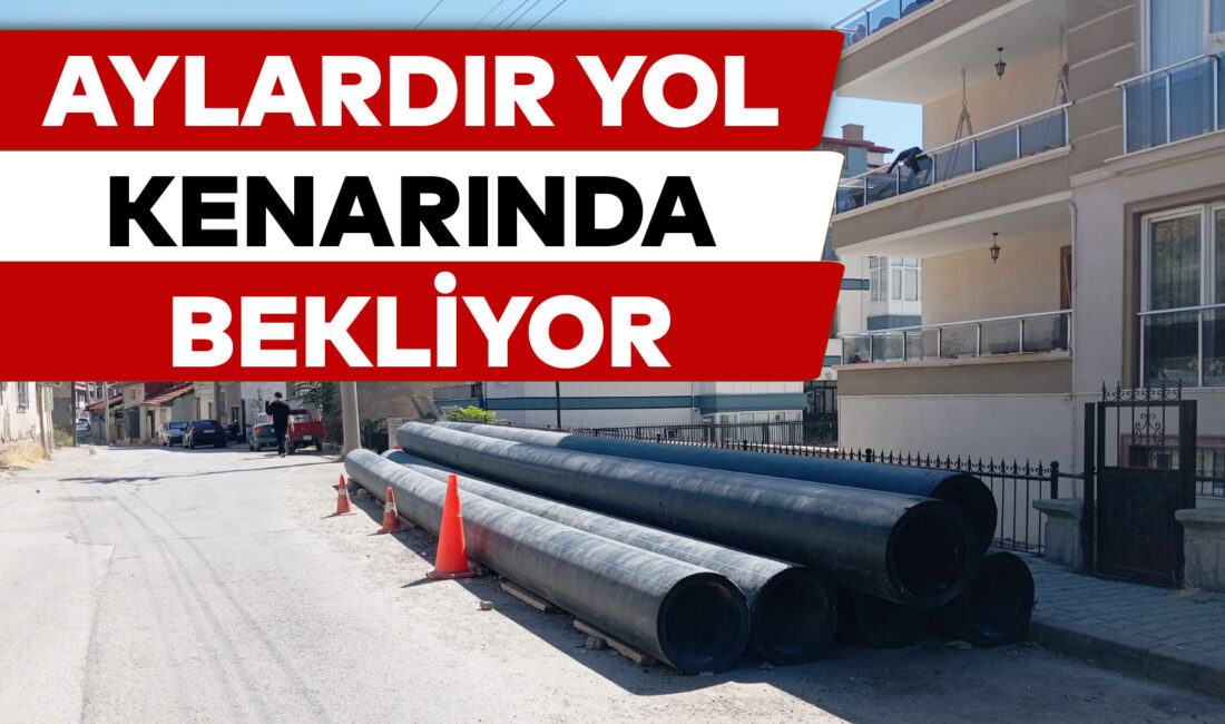 Çankırı Belediyesi tarafından caddeye bırakılan borular aylardır orda bekliyor. Karataş